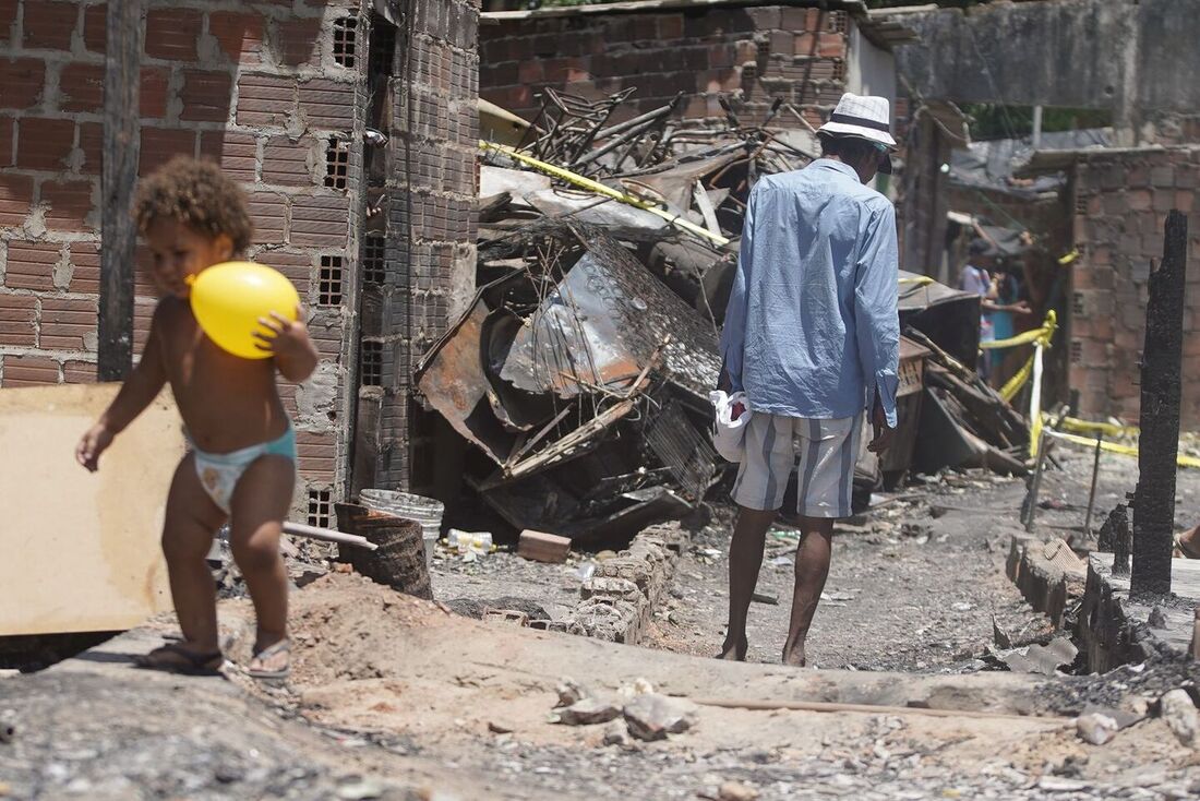 Moradores da comunidade da Icauã tentam recomeçar suas vidas após incêndio