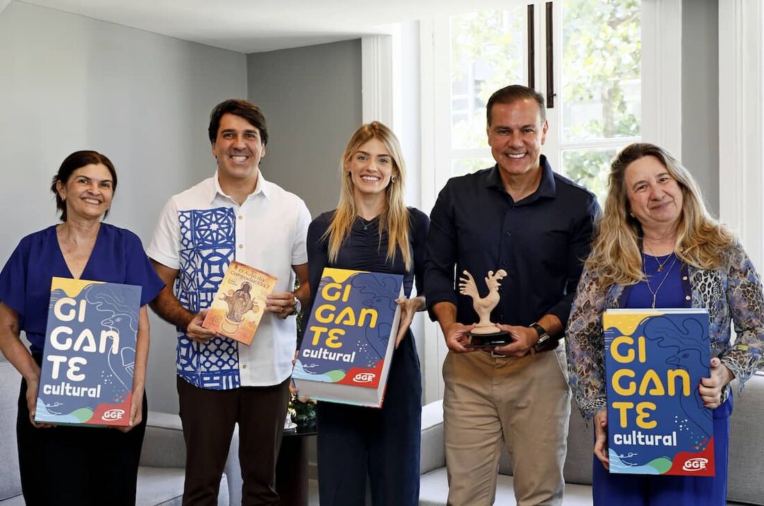 Em visita à Folha de Pernambuco, GGE presenteia diretoria com exemplar do Gigante Cultural