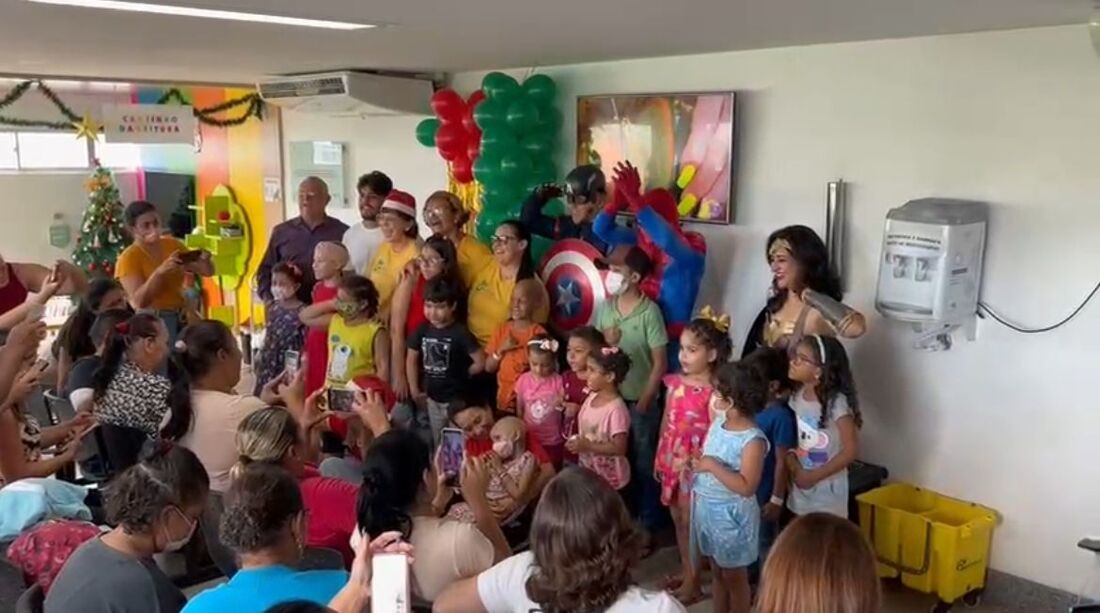 Campanha organizada por surfistas leva brinquedos a crianças em tratamento oncológico