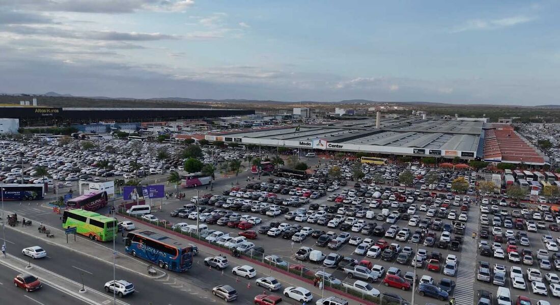 Moda Center lança calendário de dezembro, com foco na alta temporada de Natal e no feriado do dia 8