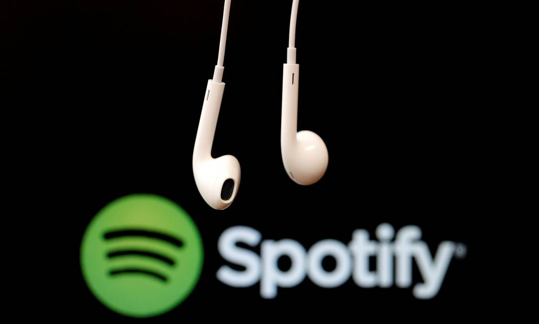 Fones de ouvido e a logomarca do serviço de música Spotify