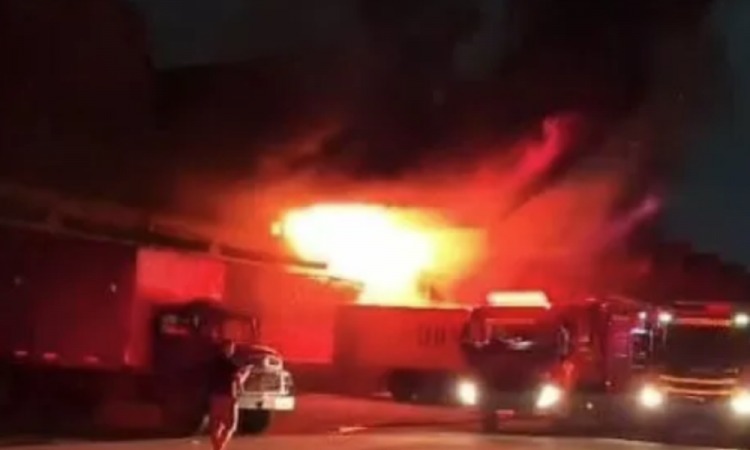 Incêndio de grandes proporções atinge Ceasa no Rio de Janeiro