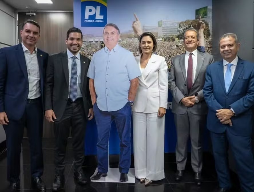 Michelle posta foto com Bolsonaro de papelão, Flávio, Valdemar e André Fernandes após crise no PL