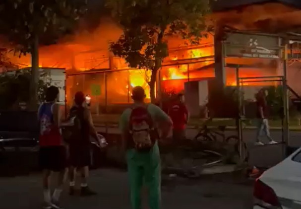 Loja de 20 anos é destruída com incêndio de grandes proporções que atingiu a Ceasa, no RJ