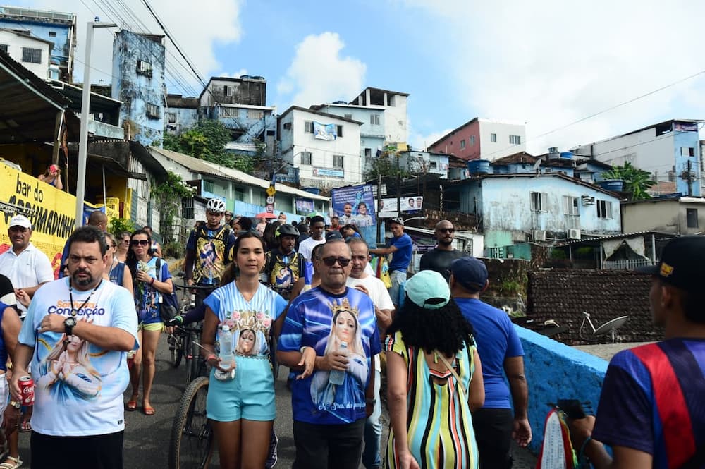 Fiéis lotam o Morro da Conceição neste domingo (7)