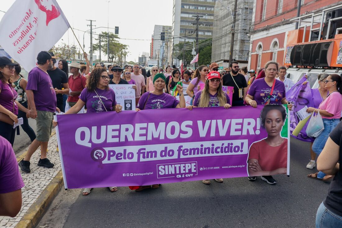 Marcha das Mulheres foi realizada neste domingo (7) no Recife