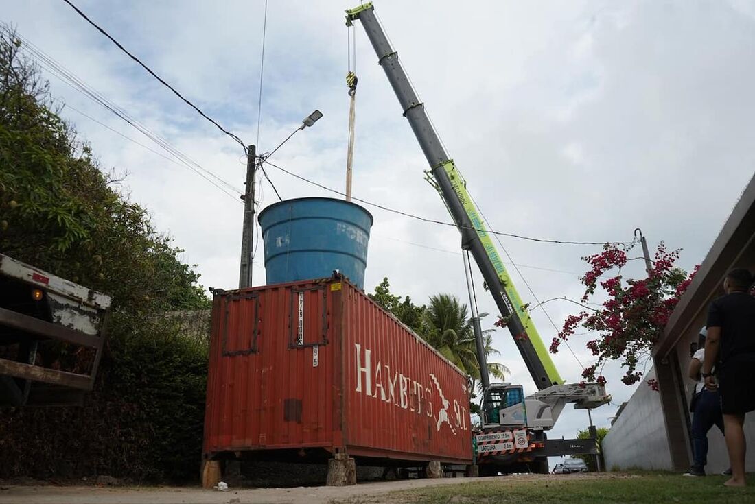 Ação remove contêiner irregular em Tamandaré