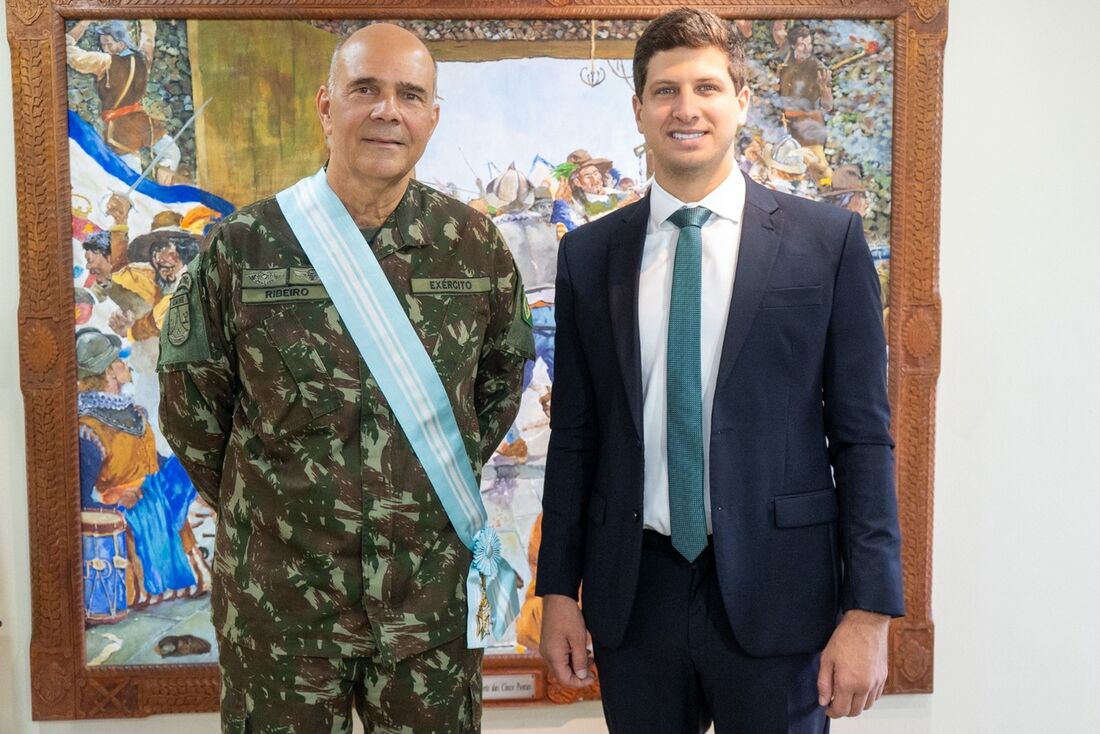 Mais alta comenda do Executivo do Recife, medalha da Ordem do Mérito Capibaribe foi entregue pelo prefeito joão Campos ao general Maurílio Ribeiro, comandante militar do Nordeste
