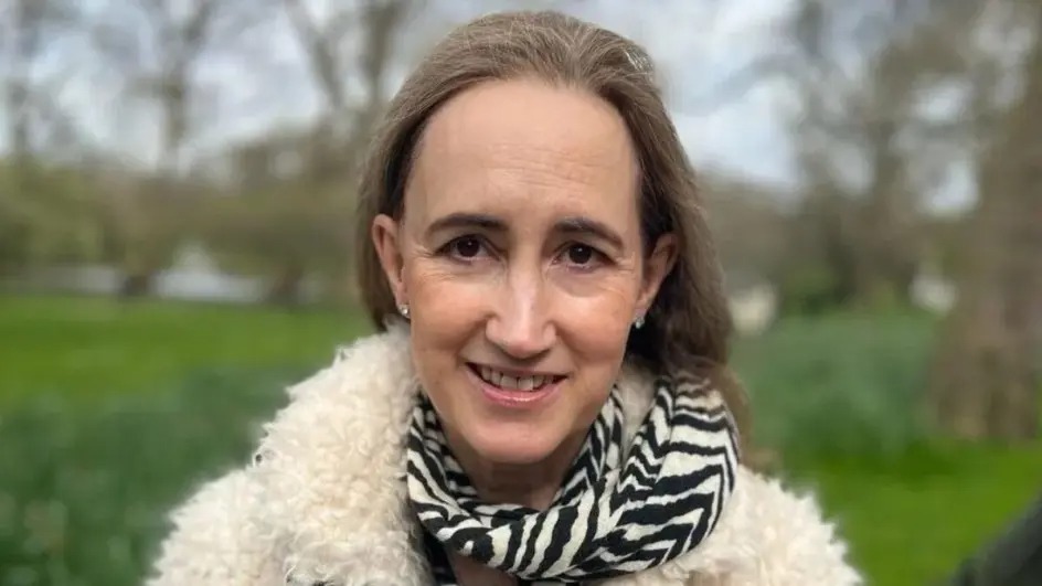 Morre Sophie Kinsella, autora de "Os delírios de consumo de Becky Bloom", aos 55 anos