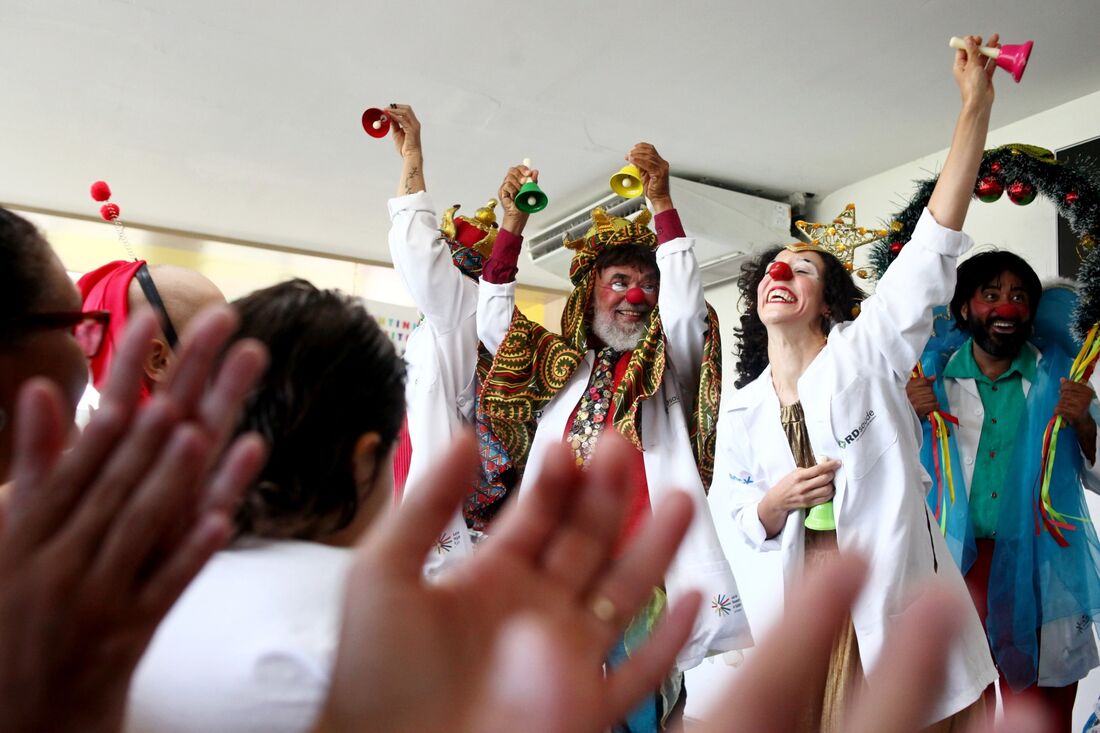Auto de Natal dos Doutores da Alegria leva diversão e música ao Imip, nos Coelhos, área central do Recife