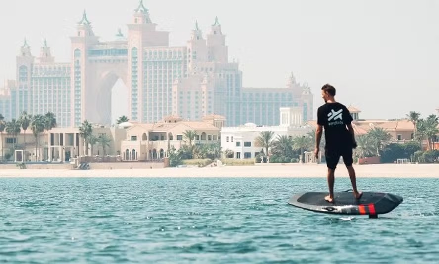Equipamento de lazer aquático de alta tecnologia atinge 55km/h de velocidade na água