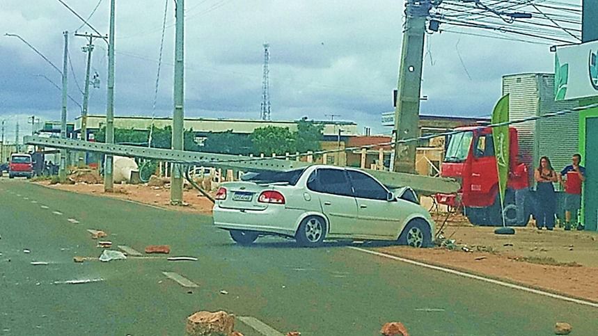 Carro colide contra um poste