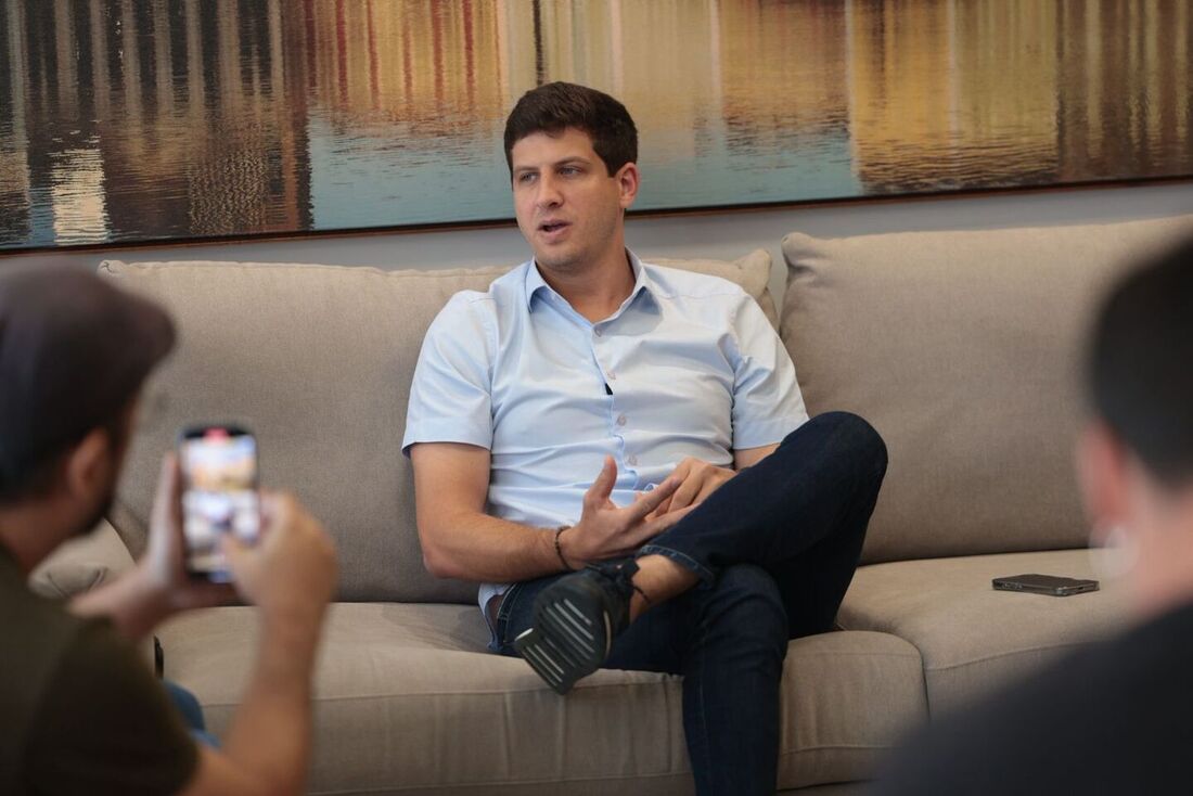 O prefeito do Recife, João Campos (PSB), concedeu entrevista à Folha de Pernambuco, nesta sexta (12)