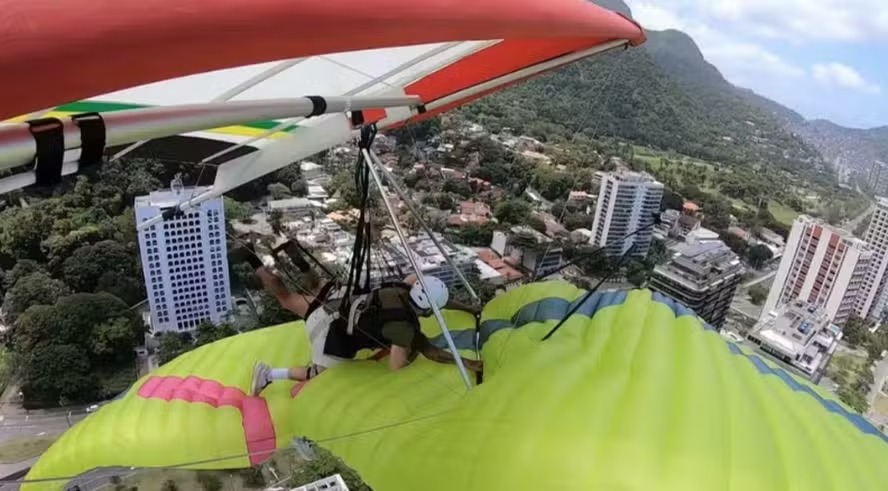 O momento em que a asa-delta colide com o parapente