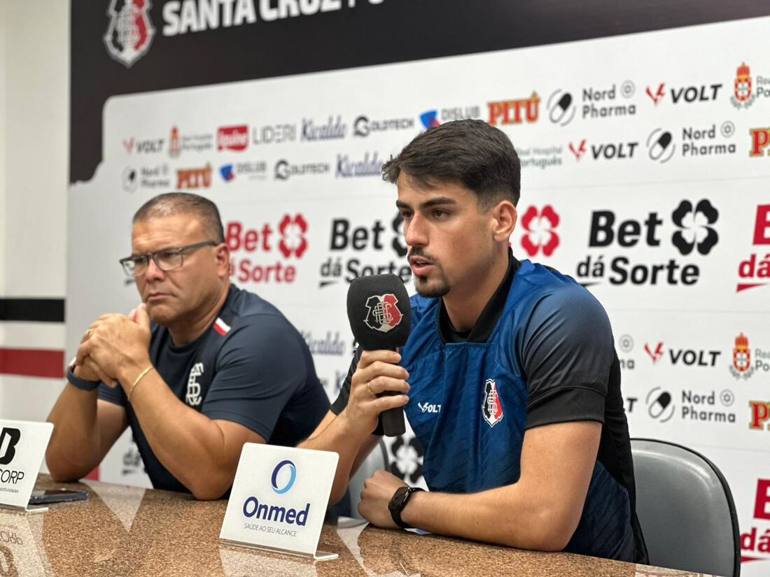Jogador falou sobre sua chegada ao clube, a disputa por espaço na posição