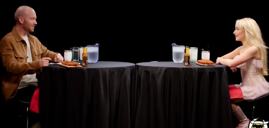 Entrevista da cantora pop Sabrina Carpenter no programa Hot Ones