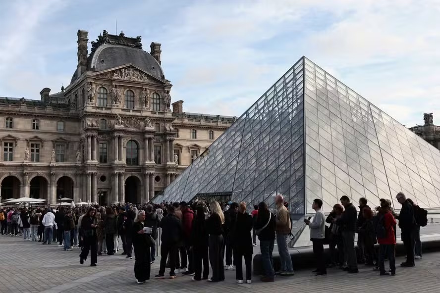 Louvre amanheceu em greve