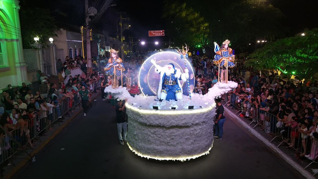 Desfile Natalino de Gravatá, no Agreste, levou a cultura popular para encantar o público