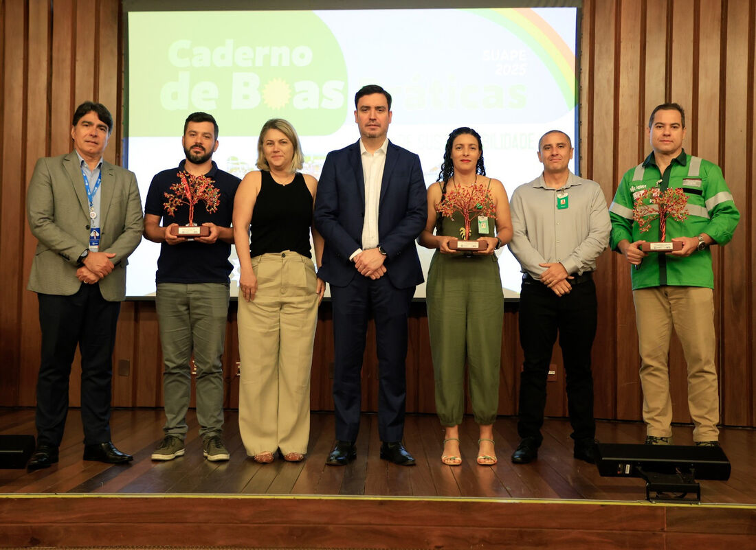 Armando Monteiro Bisneto (C) e o diretor Sóstenes Alcoforado (E) entregaram prêmios às empresas que se destacaram em boas práticas sustentáveis