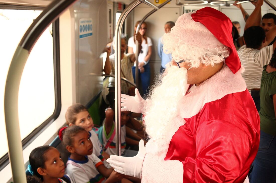 Papai Noel esteve presente em um dos trens do Metrô do Recife nesta quarta-feira (17)