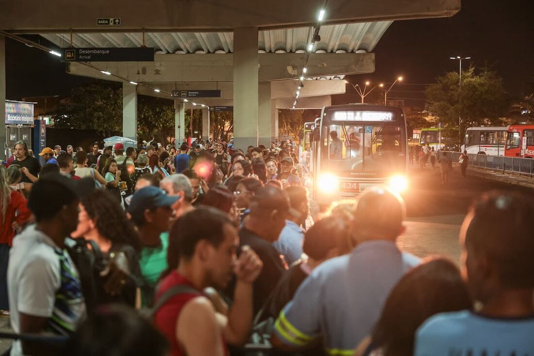 Terminal Integrado da Joana Bezerra contou com grandes filas após a quebra da Linha Centro do Metrô do Recife