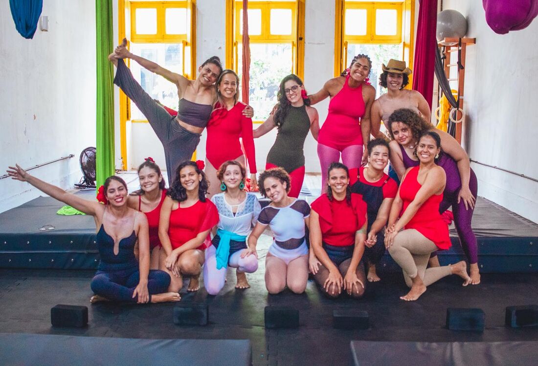 Alunas de tecido acrobático da professora e aerealista Paloma Gouveia apresentam a "Mostra Raízes Latinas e seus Ritmos", neste sábado (20)