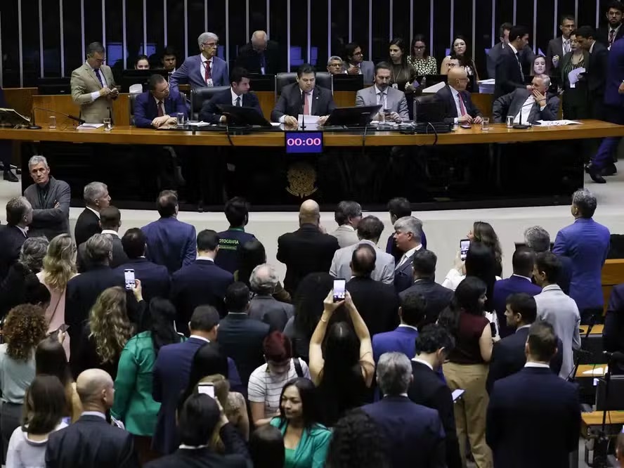 Sessão no Congresso que aprovou derrubada de vetos 