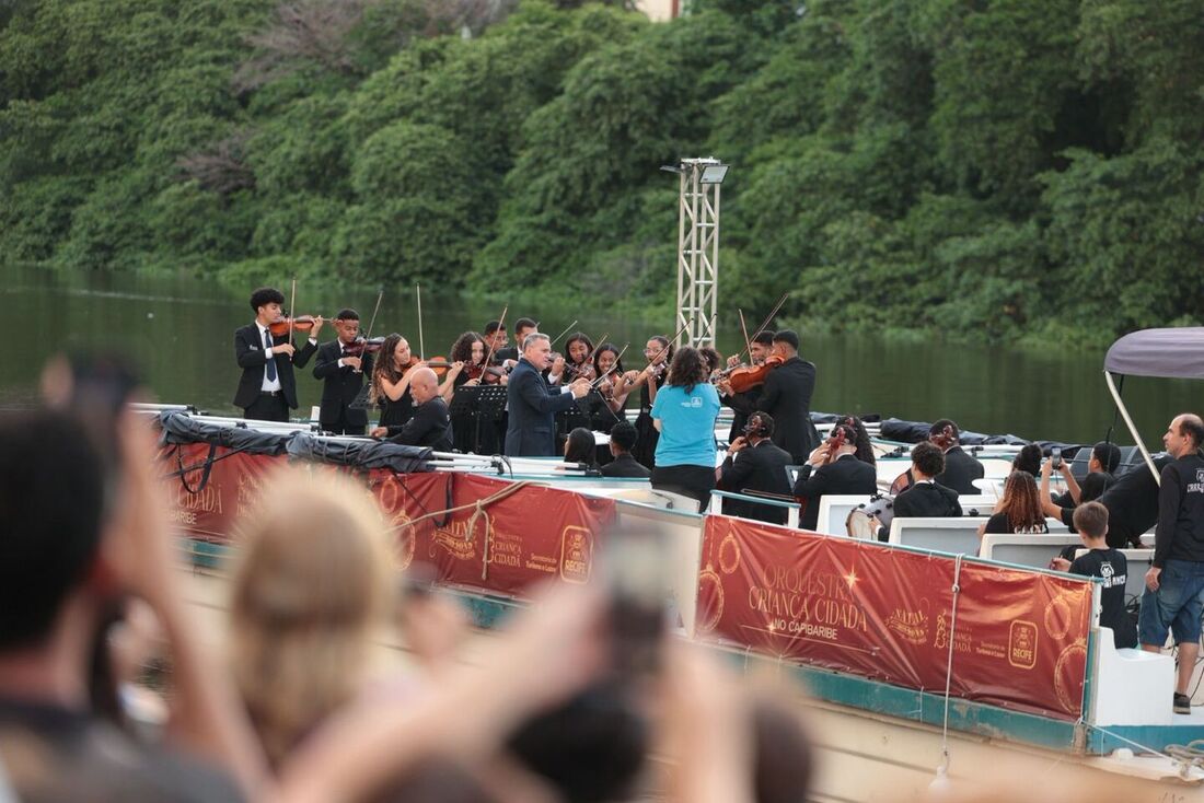 Concerto flutuante de Natal da Orquestra da Criança Cidadã -  orquestra é formada por 25 crianças e adolescentes moradoras do bairro do Coque, na capital, e de Camela, em Ipojuca.