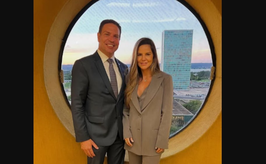 Alexandre Ramagem e a mulher Rebeca; ex-deputado foi condenado a 16 anos de prisão na ação penal que apurou a trama golpista e fugiu para os EUA.