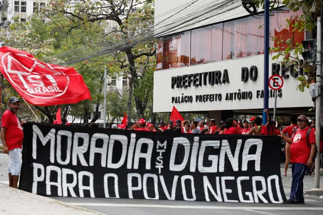 Manifestantes bloqueiam via sentido Recife do Cais do Apolo no final da manhã desta segunda (22)