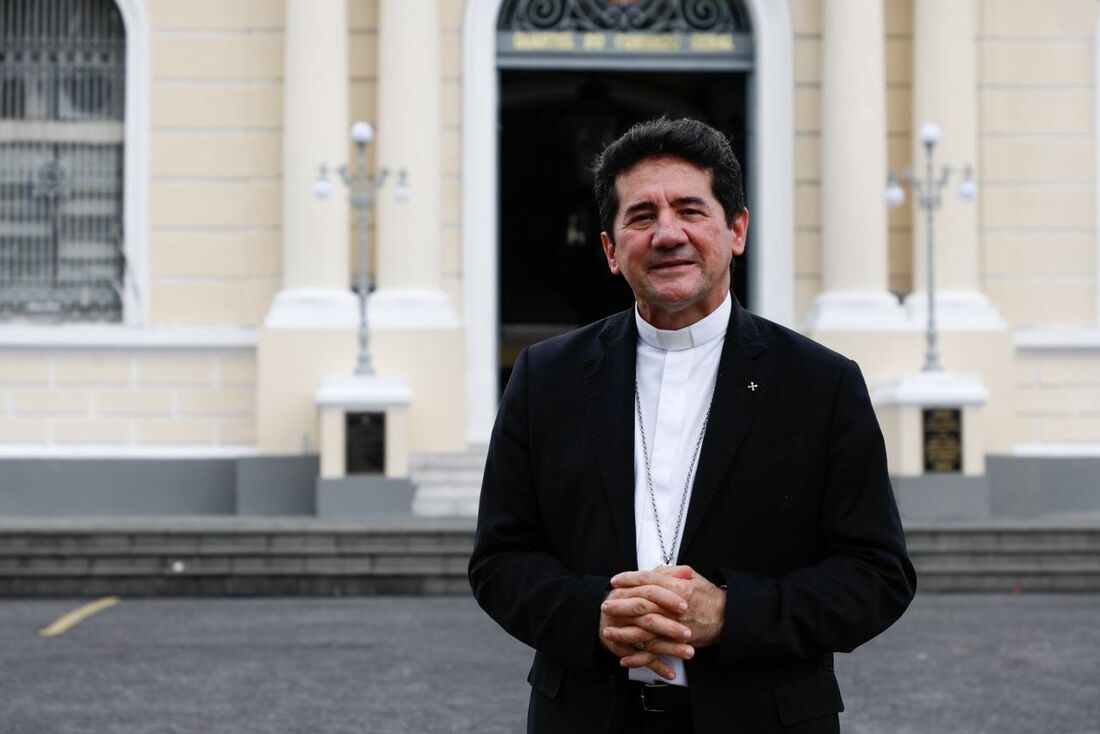 O arcebispo de Olinda e Recife, dom Paulo Jackson, celebra a missa