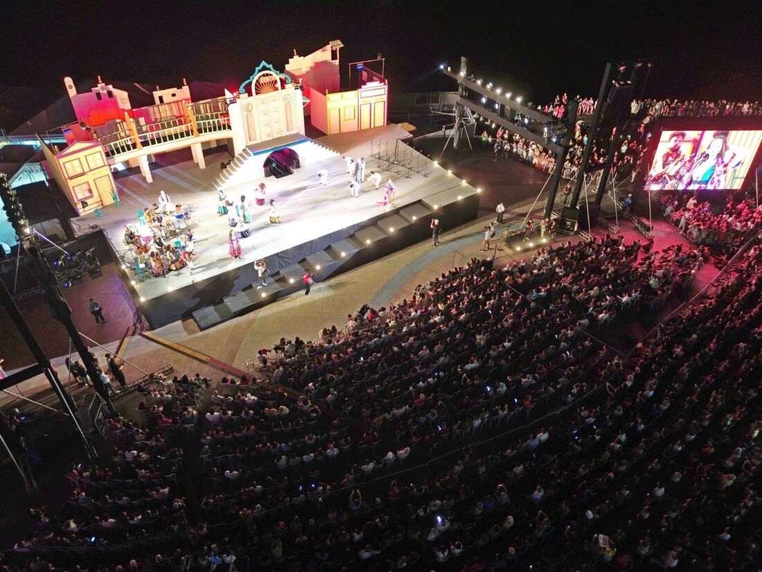 Multidão lota o Marco Zero para ver o último dia do Baile do Menino Deus