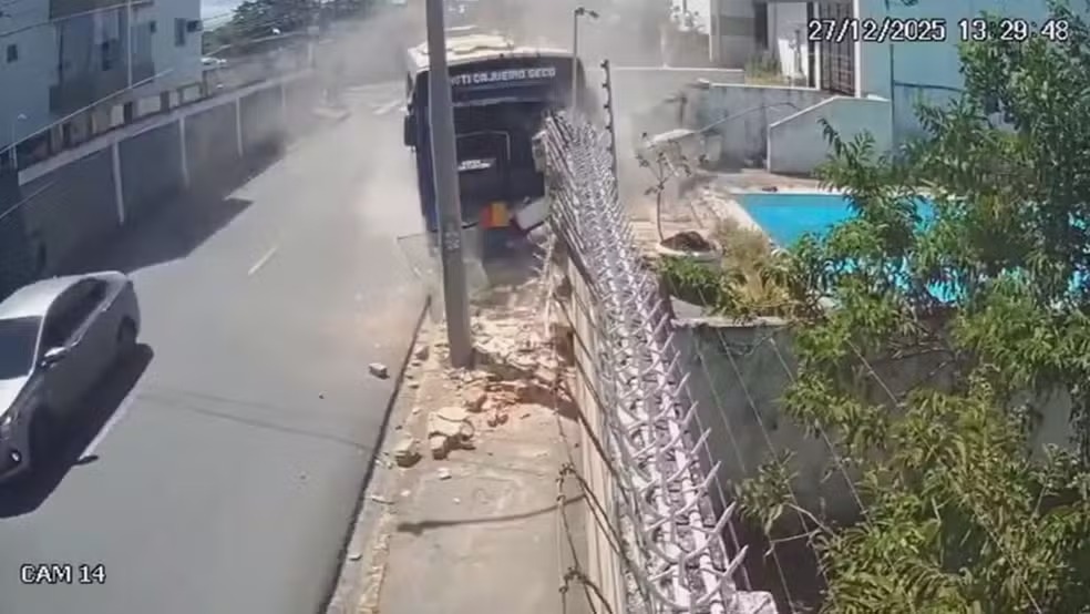 Ônibus atinge parte do muro de uma residência em Boa Viagem