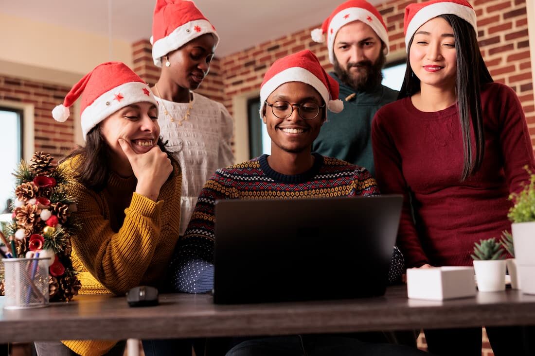 As 8 mensagens para enviar aos colegas de trabalho antes da folga de Natal