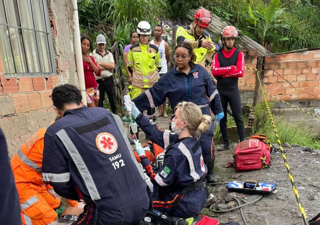 Menino de 5 anos teve parada cardiorrespiratória após ficar soterrado em Sabará (MG)