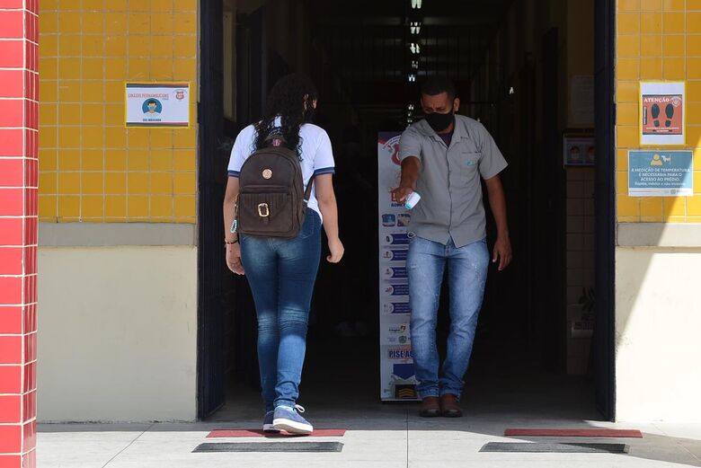 Volta às aulas na rede estadual de Pernambuco (Foto: Arthur Mota/Folha de Pernambuco)