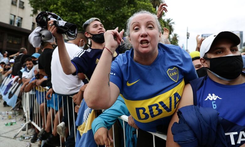 Pessoas esperam velório em frente à Casa Rosada. Foto: Alejandro Pagni / AFP