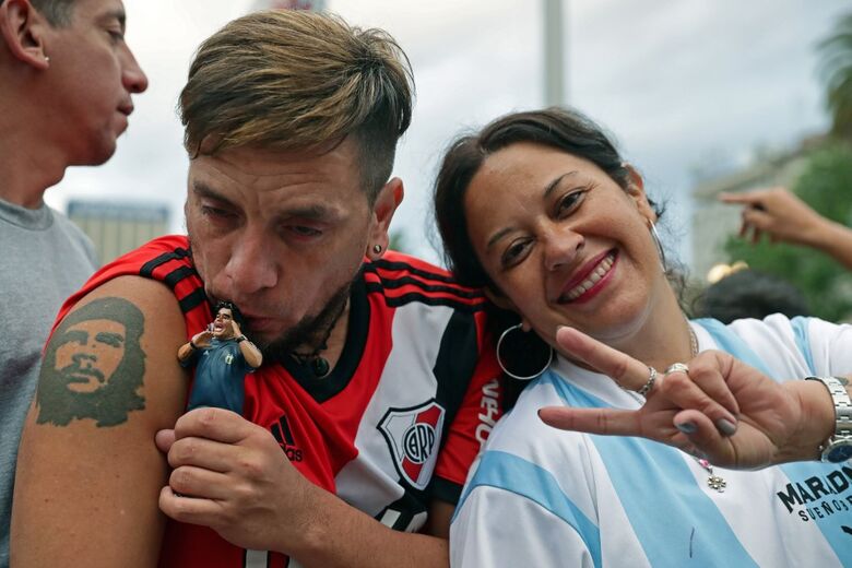 Pessoas esperam velório em frente à Casa Rosada. Foto: Alejandro Pagni / AFP