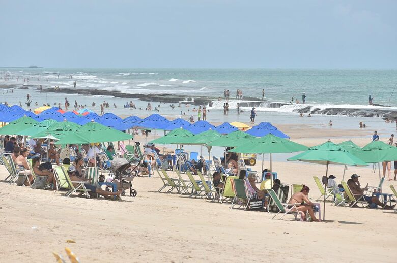 Praia de Boa Viagem neste domingo de eleição - Foto: Rafael Furtado/Folha de Pernambuco