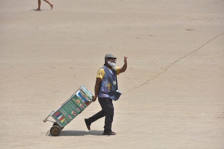 Vendedor na Praia de Boa Viagem neste domingo de eleição - Foto: Rafael Furtado/Folha de Pernambuco