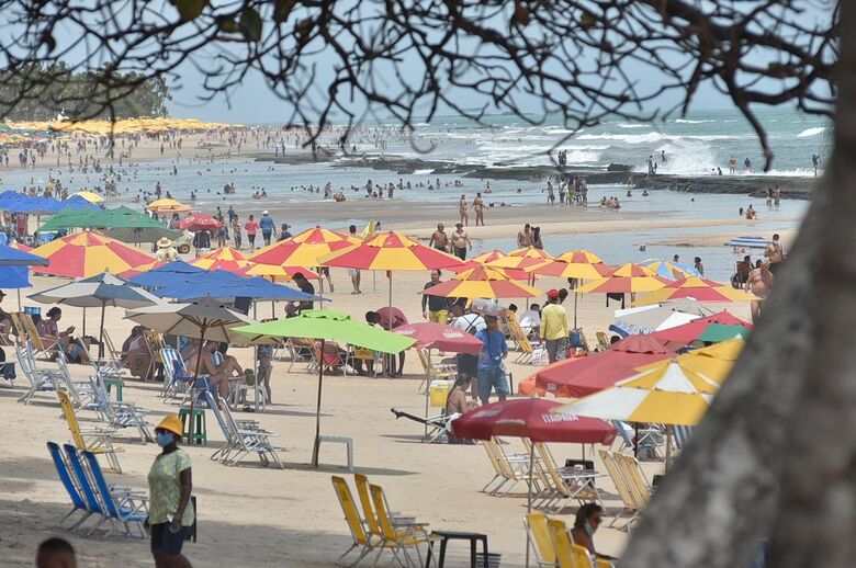 Praia de Boa Viagem neste domingo de eleição - Foto: Rafael Furtado/Folha de Pernambuco