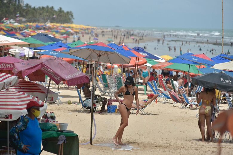 Praia de Boa Viagem neste domingo de eleição - Foto: Rafael Furtado/Folha de Pernambuco
