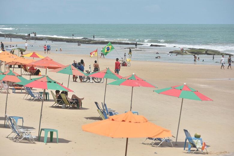 Praia de Boa Viagem neste domingo de eleição - Foto: Rafael Furtado/Folha de Pernambuco