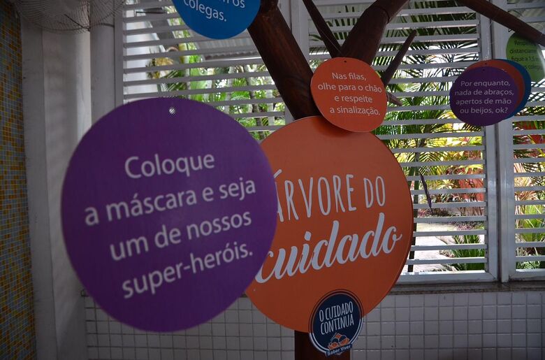 Preparativos no Colégio Saber Viver para o retorno dos alunos do 6º ao 9º ano da rede privada (Foto: Arthur Mota/Folha de Pernambuco)