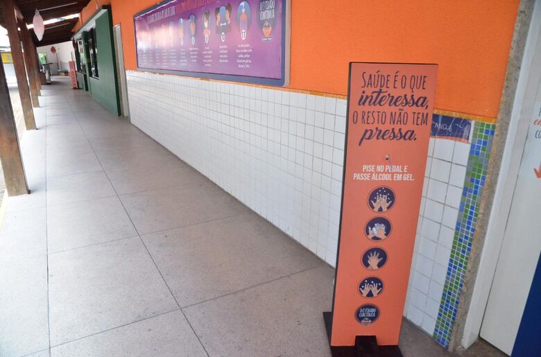 Preparativos no Colégio Saber Viver para o retorno dos alunos do 6º ao 9º ano da rede privada (Foto: Arthur Mota/Folha de Pernambuco)