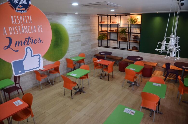 Preparativos no Colégio Saber Viver para o retorno dos alunos do 6º ao 9º ano da rede privada (Foto: Arthur Mota/Folha de Pernambuco)
