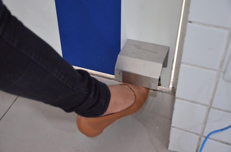 Preparativos no Colégio Saber Viver para o retorno dos alunos do 6º ao 9º ano da rede privada (Foto: Arthur Mota/Folha de Pernambuco)