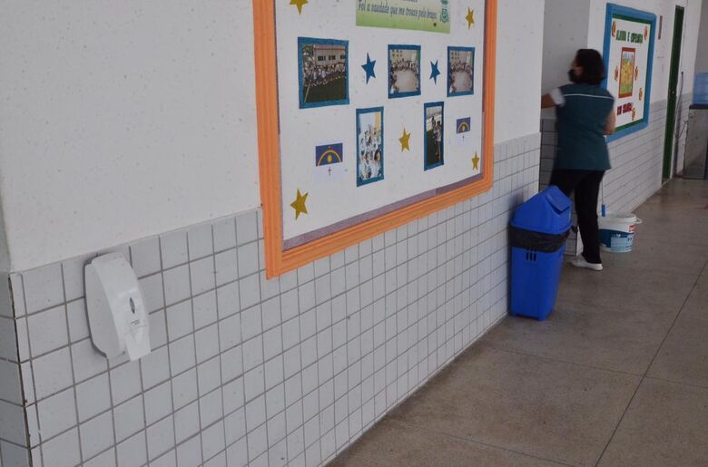 Preparativos no Colégio Dom para o retorno dos alunos do 6º ao 9º ano da rede privada (Foto: Arthur Mota/Folha de Pernambuco)