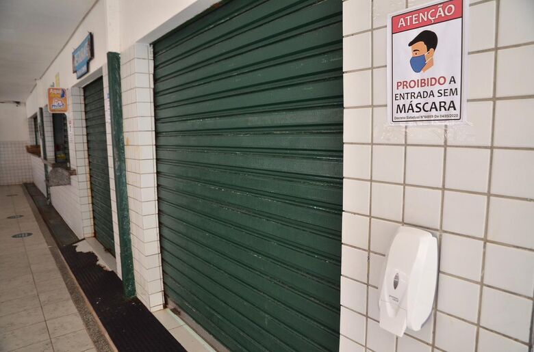 Preparativos no Colégio Dom para o retorno dos alunos do 6º ao 9º ano da rede privada (Foto: Arthur Mota/Folha de Pernambuco)