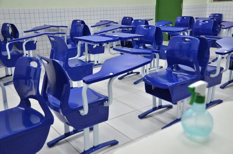 Preparativos no Colégio Dom para o retorno dos alunos do 6º ao 9º ano da rede privada (Foto: Arthur Mota/Folha de Pernambuco)